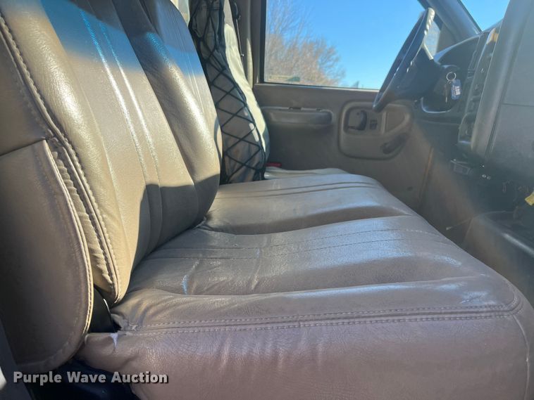 image for item MN9412 2003 GMC C7500  box truck