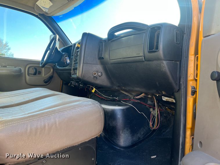 image for item MN9412 2003 GMC C7500  box truck