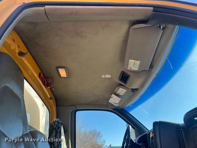 image for item MN9412 2003 GMC C7500  box truck