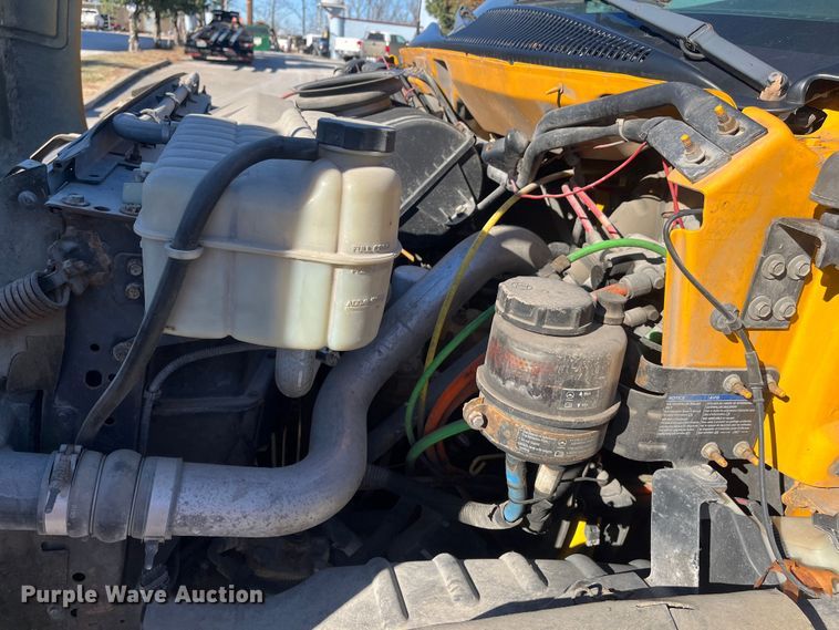 image for item MN9412 2003 GMC C7500  box truck