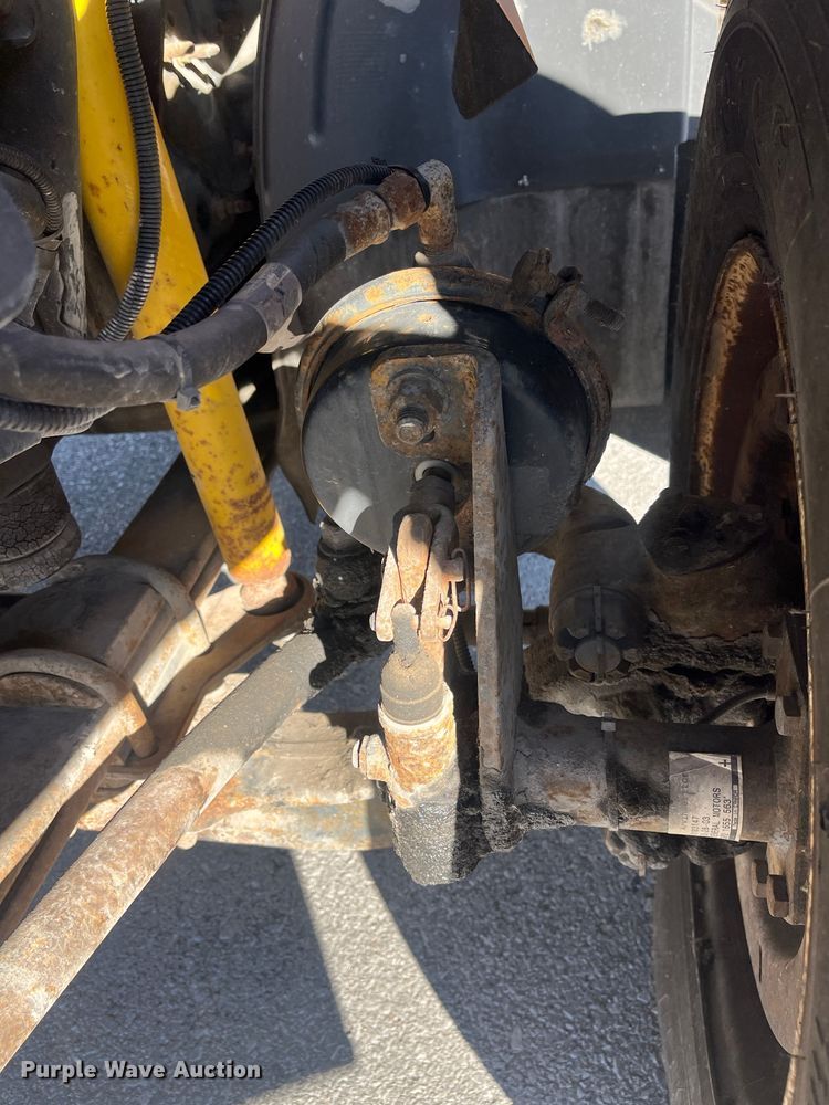 image for item MN9412 2003 GMC C7500  box truck