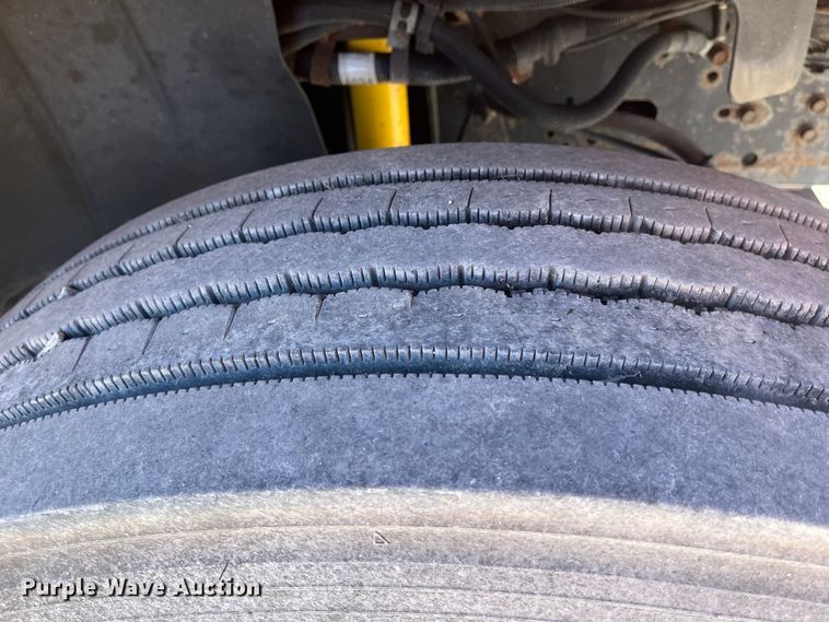 image for item MN9412 2003 GMC C7500  box truck