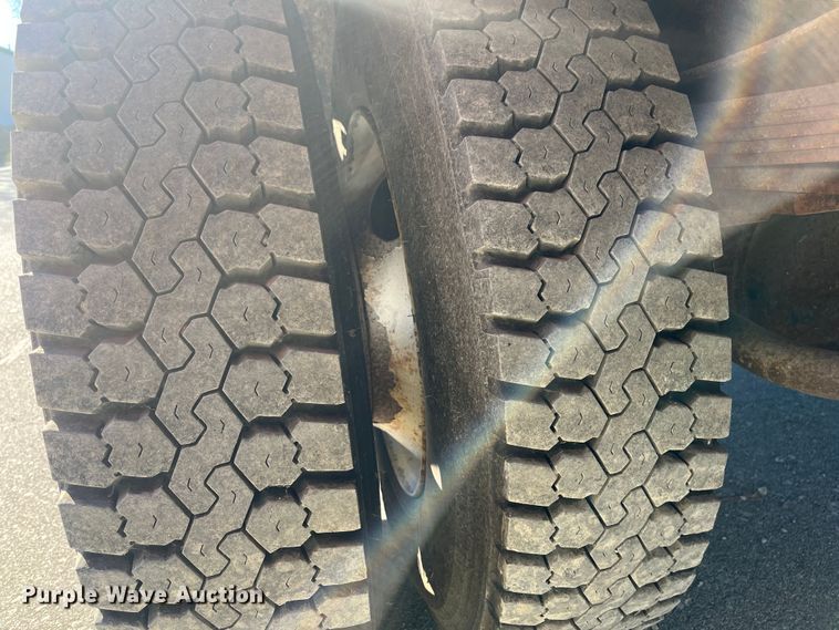 image for item MN9412 2003 GMC C7500  box truck