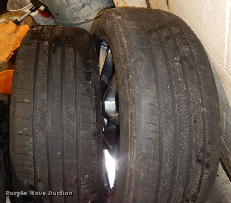 image for item AF9253 (4) 235/55R20 tires and wheels