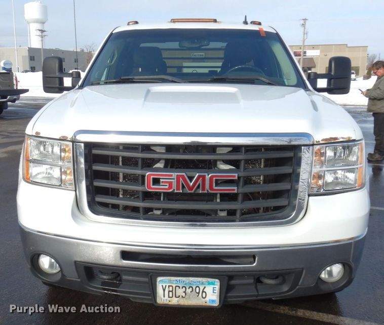 image for item AF9298 2010 GMC Sierra 3500HD  Ext. Cab flatbed pickup truck