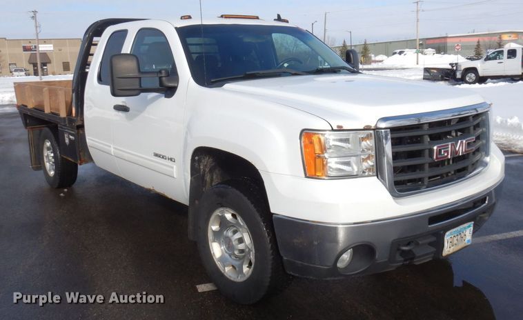image for item AF9298 2010 GMC Sierra 3500HD  Ext. Cab flatbed pickup truck