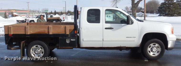 image for item AF9298 2010 GMC Sierra 3500HD  Ext. Cab flatbed pickup truck