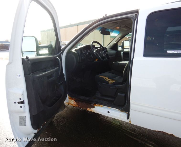 image for item AF9298 2010 GMC Sierra 3500HD  Ext. Cab flatbed pickup truck