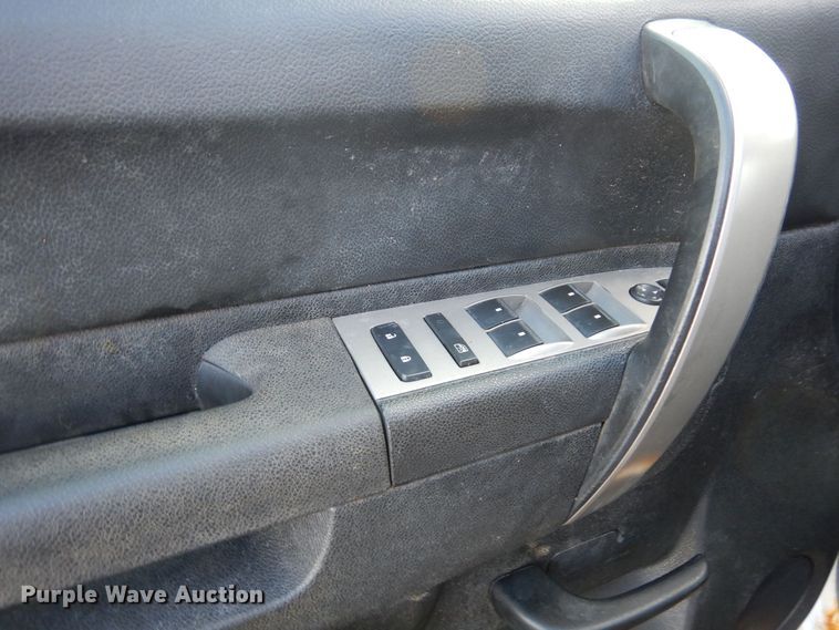 image for item AF9298 2010 GMC Sierra 3500HD  Ext. Cab flatbed pickup truck