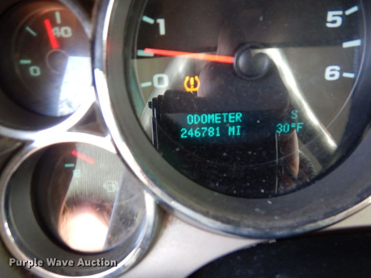 image for item AF9298 2010 GMC Sierra 3500HD  Ext. Cab flatbed pickup truck