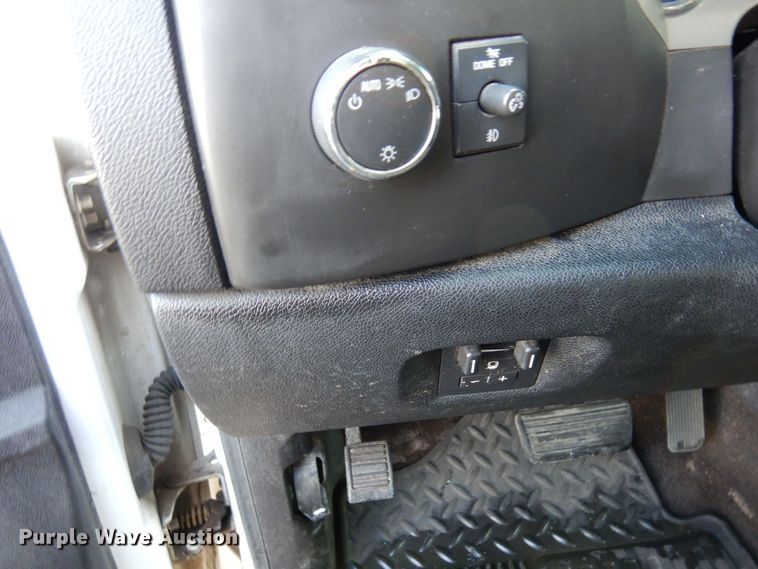 image for item AF9298 2010 GMC Sierra 3500HD  Ext. Cab flatbed pickup truck