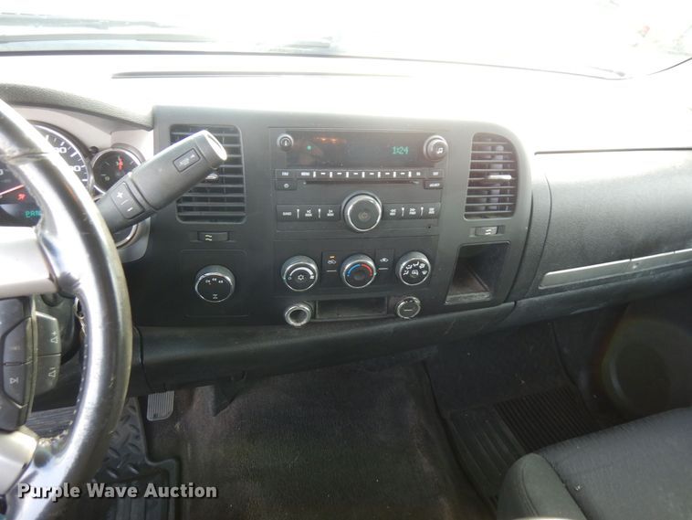 image for item AF9298 2010 GMC Sierra 3500HD  Ext. Cab flatbed pickup truck