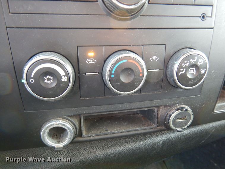 image for item AF9298 2010 GMC Sierra 3500HD  Ext. Cab flatbed pickup truck