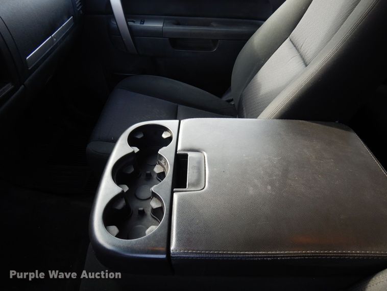 image for item AF9298 2010 GMC Sierra 3500HD  Ext. Cab flatbed pickup truck