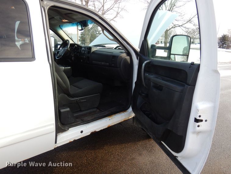 image for item AF9298 2010 GMC Sierra 3500HD  Ext. Cab flatbed pickup truck