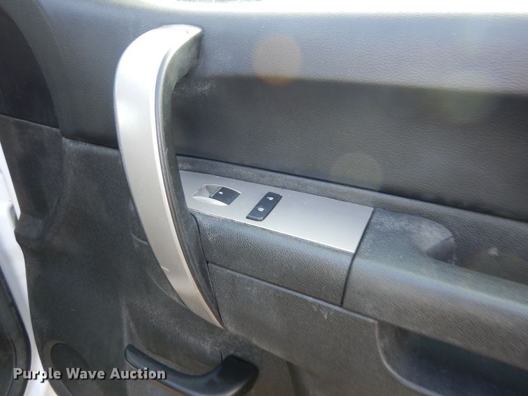 image for item AF9298 2010 GMC Sierra 3500HD  Ext. Cab flatbed pickup truck