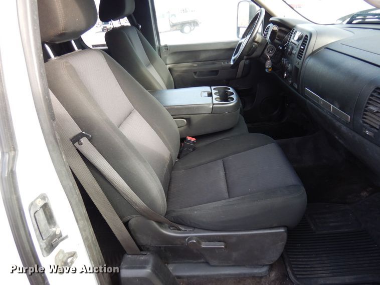 image for item AF9298 2010 GMC Sierra 3500HD  Ext. Cab flatbed pickup truck