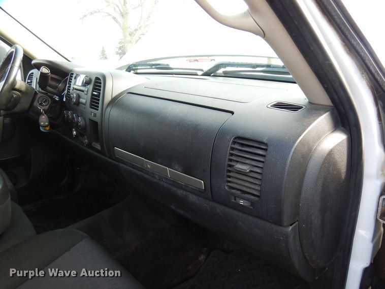 image for item AF9298 2010 GMC Sierra 3500HD  Ext. Cab flatbed pickup truck