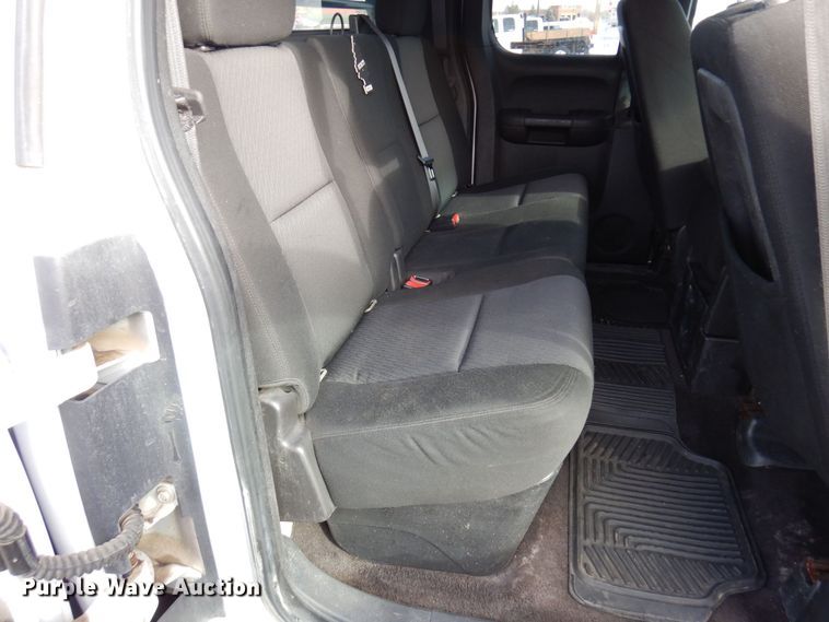 image for item AF9298 2010 GMC Sierra 3500HD  Ext. Cab flatbed pickup truck