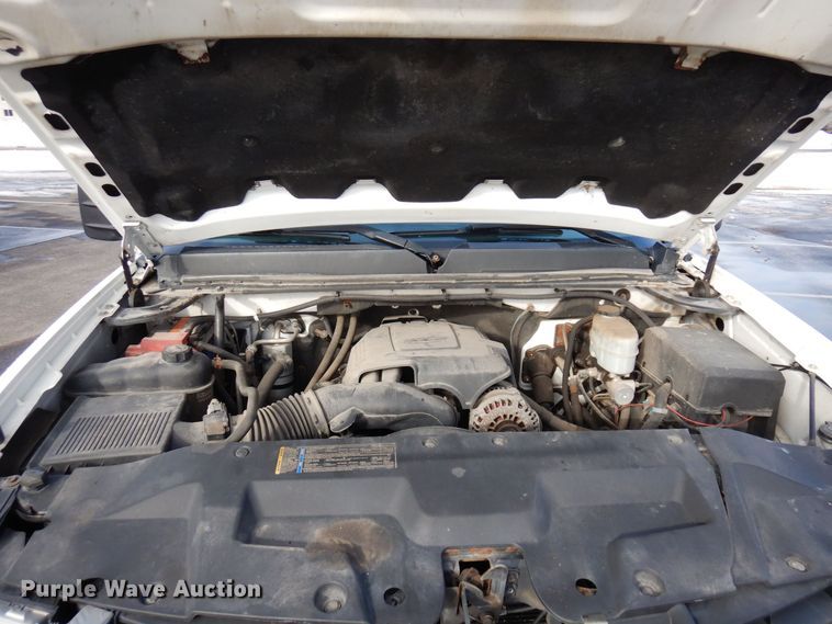 image for item AF9298 2010 GMC Sierra 3500HD  Ext. Cab flatbed pickup truck