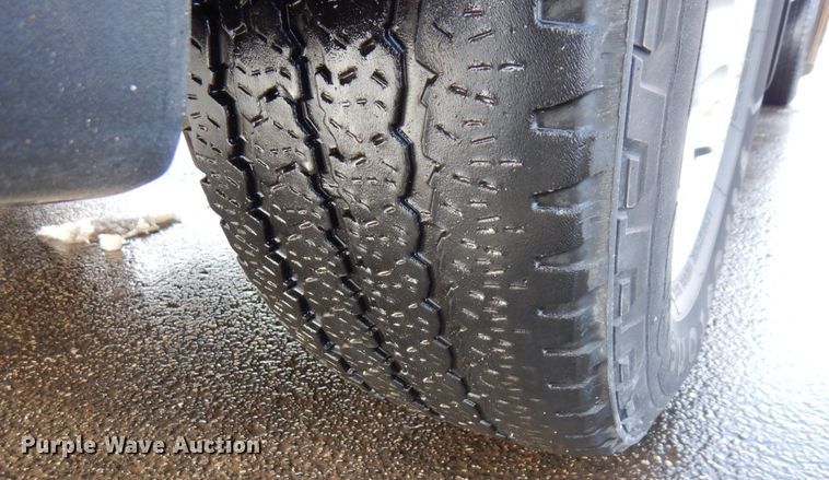 image for item AF9298 2010 GMC Sierra 3500HD  Ext. Cab flatbed pickup truck