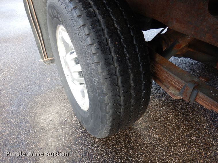 image for item AF9298 2010 GMC Sierra 3500HD  Ext. Cab flatbed pickup truck