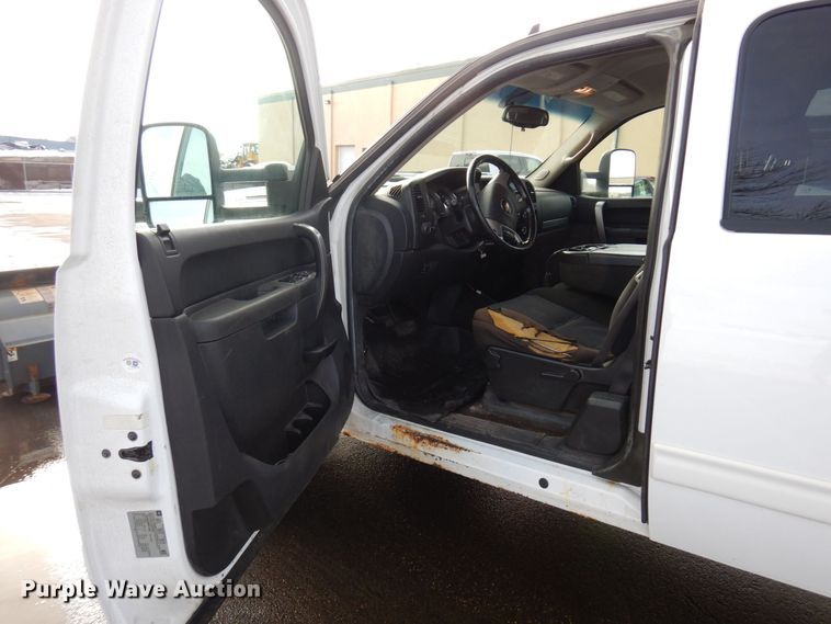 image for item AF9299 2011  Chevrolet Silverado 2500HD  Ext. Cab flatbed pickup truck