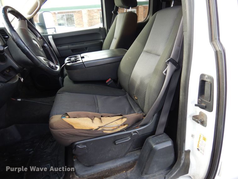 image for item AF9299 2011  Chevrolet Silverado 2500HD  Ext. Cab flatbed pickup truck