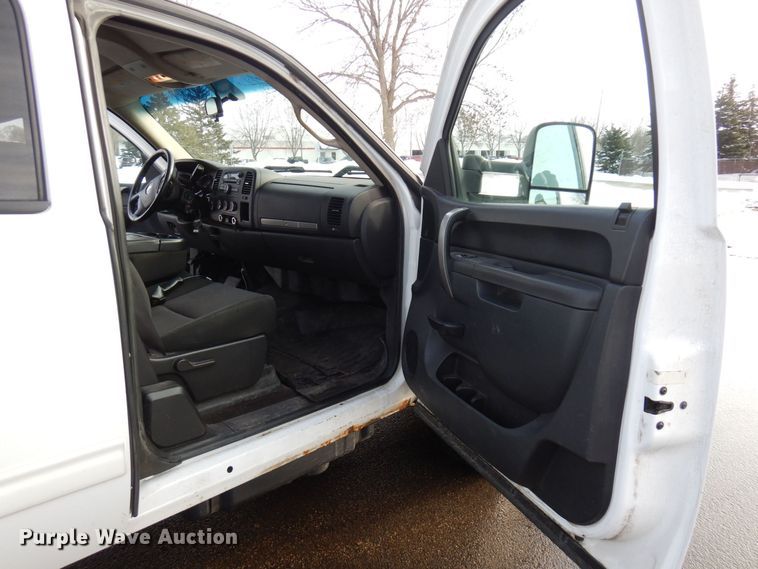 image for item AF9299 2011  Chevrolet Silverado 2500HD  Ext. Cab flatbed pickup truck