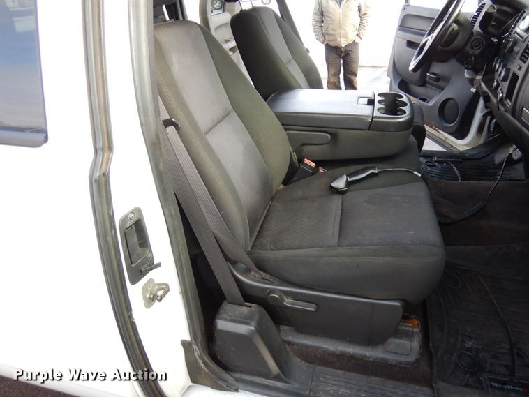 image for item AF9299 2011  Chevrolet Silverado 2500HD  Ext. Cab flatbed pickup truck