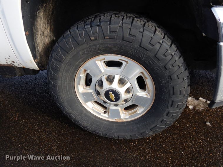 image for item AF9299 2011  Chevrolet Silverado 2500HD  Ext. Cab flatbed pickup truck