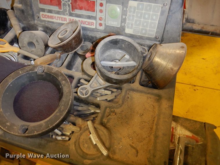 image for item DF8300 Coats 850  wheel balancer