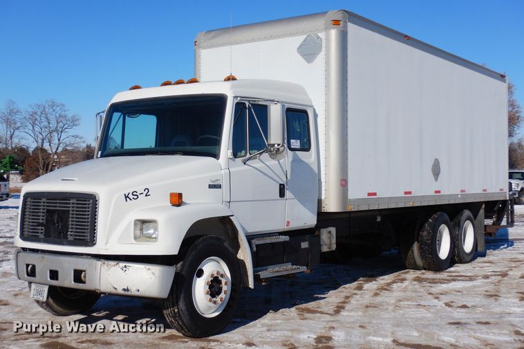 image for item DF8302 1999 Freightliner FL70  box truck