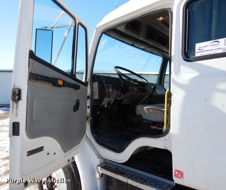 image for item DF8302 1999 Freightliner FL70  box truck