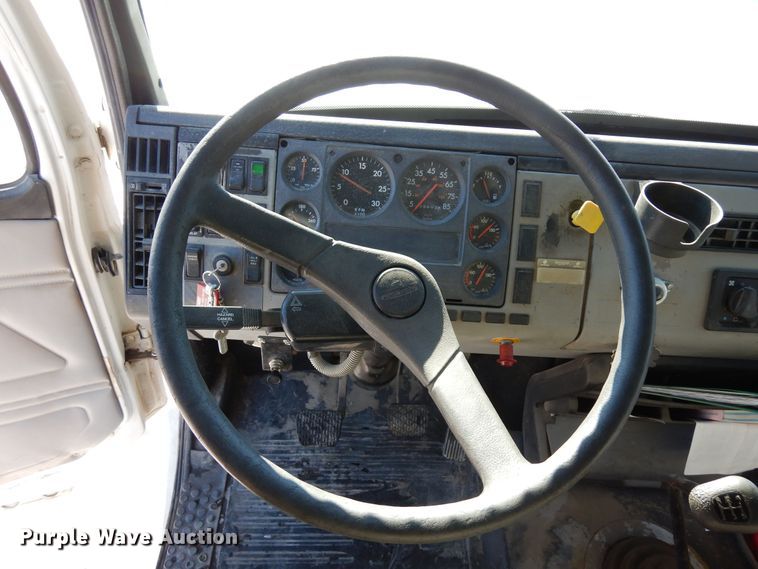 image for item DF8302 1999 Freightliner FL70  box truck