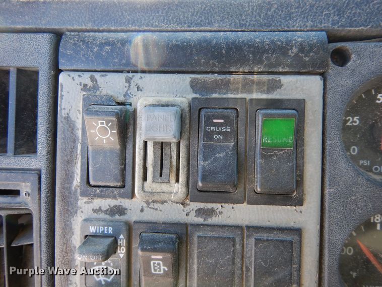 image for item DF8302 1999 Freightliner FL70  box truck