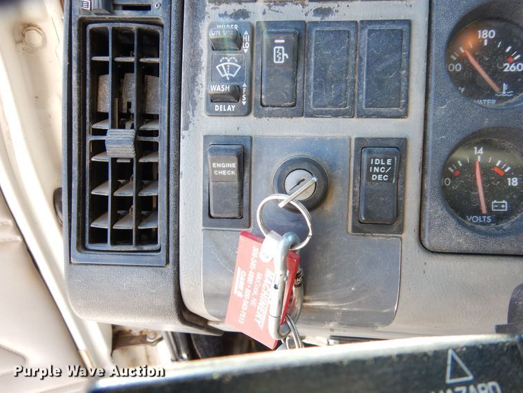 image for item DF8302 1999 Freightliner FL70  box truck