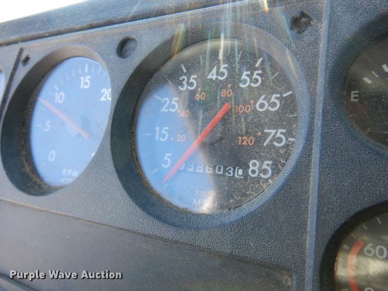 image for item DF8302 1999 Freightliner FL70  box truck