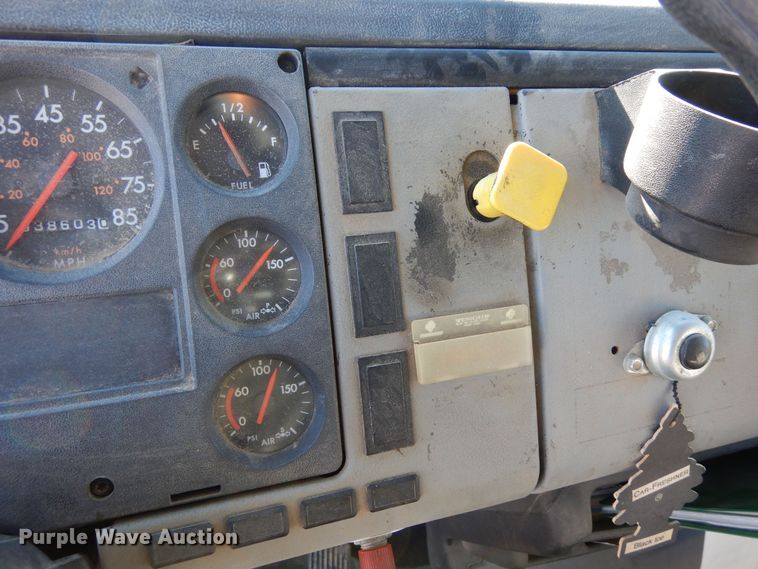 image for item DF8302 1999 Freightliner FL70  box truck