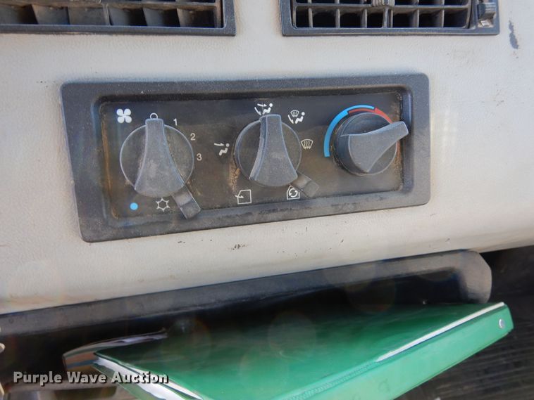 image for item DF8302 1999 Freightliner FL70  box truck