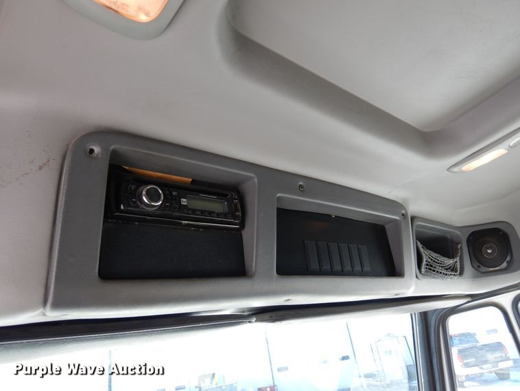 image for item DF8302 1999 Freightliner FL70  box truck