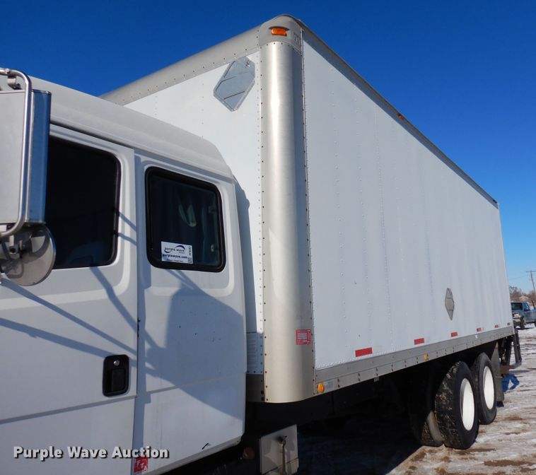 image for item DF8302 1999 Freightliner FL70  box truck