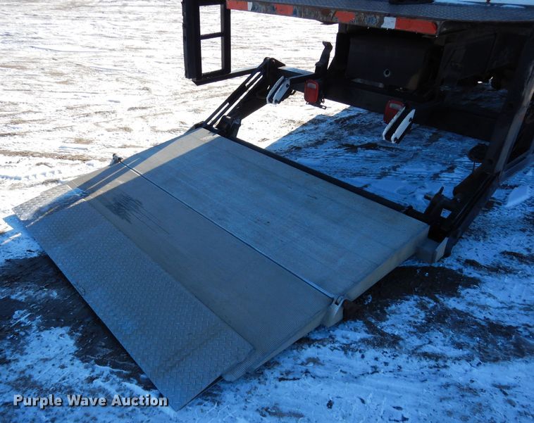 image for item DF8302 1999 Freightliner FL70  box truck