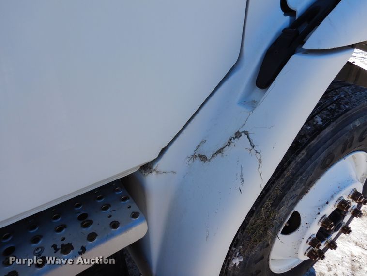 image for item DF8302 1999 Freightliner FL70  box truck