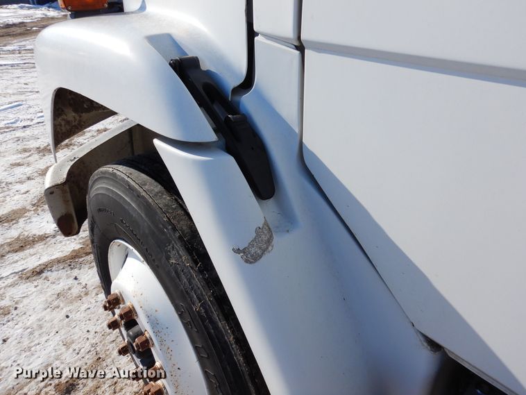 image for item DF8302 1999 Freightliner FL70  box truck