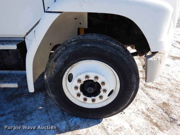 image for item DF8302 1999 Freightliner FL70  box truck