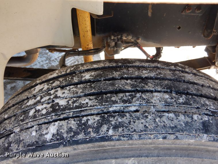 image for item DF8302 1999 Freightliner FL70  box truck