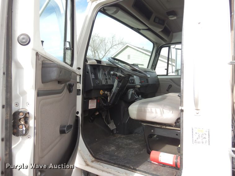 image for item DF8312 2000 International 4700  refrigerated truck