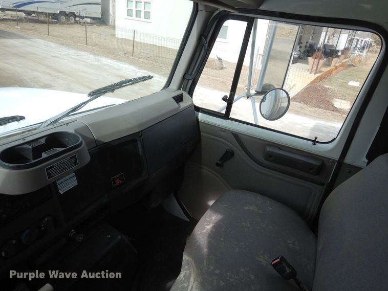 image for item DF8312 2000 International 4700  refrigerated truck