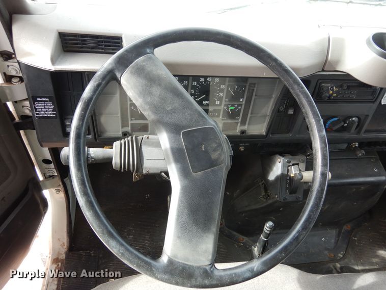 image for item DF8312 2000 International 4700  refrigerated truck